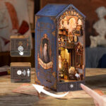 Tonecheer Book Nook Leonardo da Vinci + Dust Cover